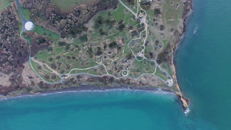 Vista-Vertical-De-Drones-Sobre-La-Pointe-Du-Hoc-Cráteres-De-Agujeros-De-Concha-Hormigón-Alemán